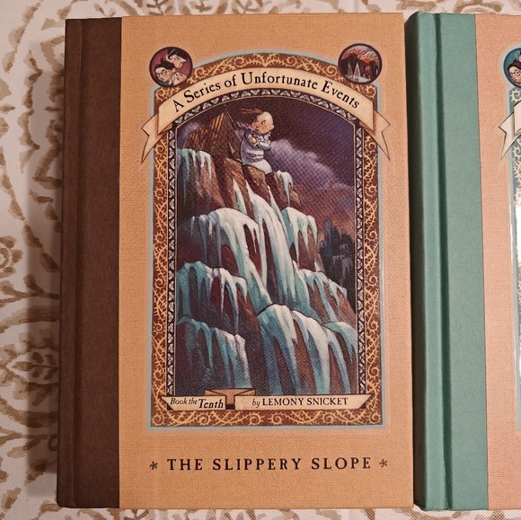 Brand New Series of Unfortunate Events Book the 10th and 11th - Picture 1 of 4